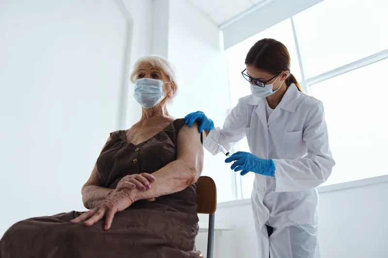 Вакцинация пациента в больнице, безопасность, защита иммунитета