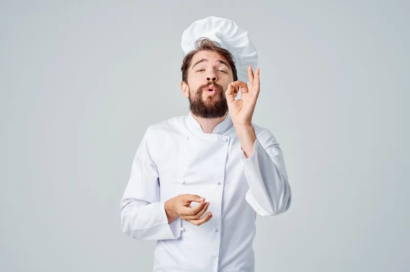 Шеф-повар на кухне, работа руками, профессиональные жесты и эмоции