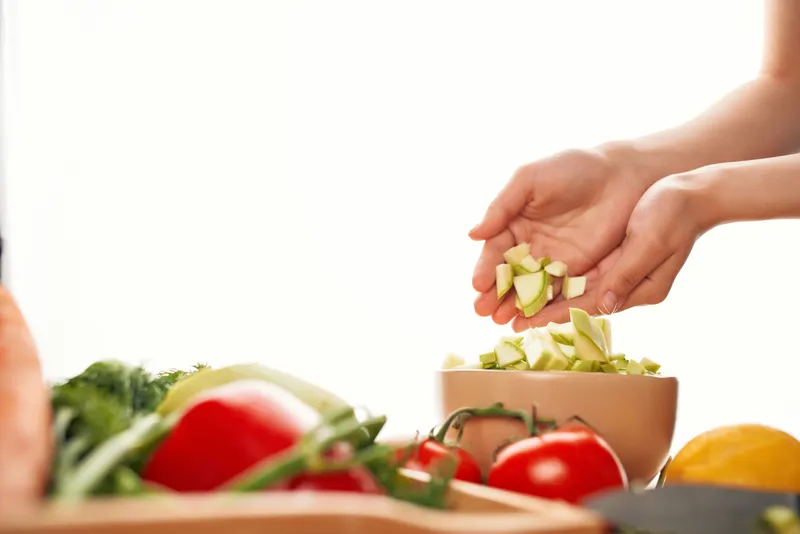 Овощной салат, свежая еда на кухне, крупный план