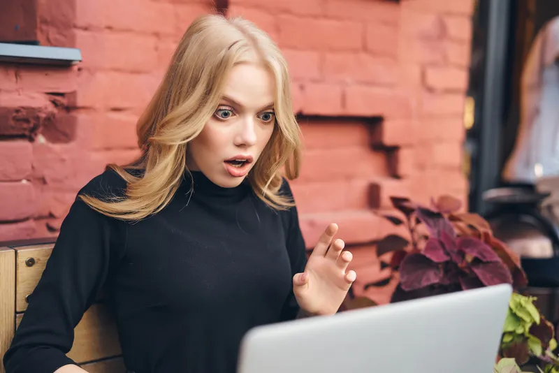 Женщина на открытом воздухе, технологии, интернет, коммуникации
