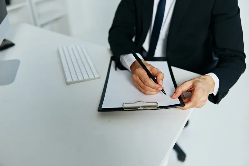 Бизнесмен, официальное лицо, работает за компьютером