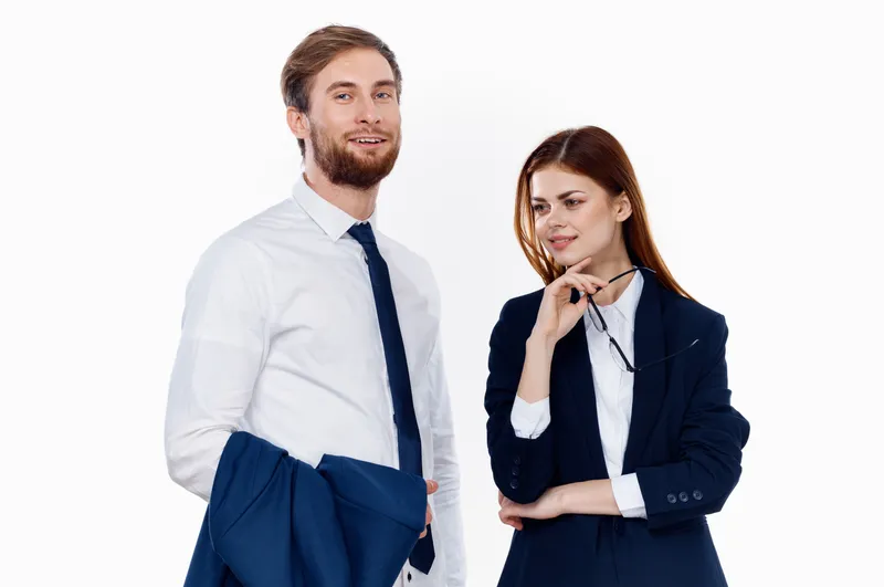 Мужчина и женщина в деловых костюмах работают в офисе, профессиональная атмосфера