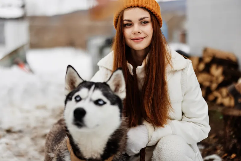 Жизнерадостная женщина на зимнем пейзаже, прогулка, дружба, зимние каникулы