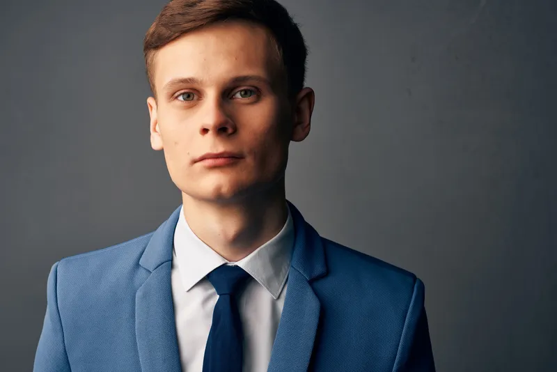 Красивый бизнесмен в костюме, офисный менеджер