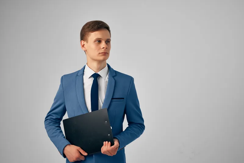 Мужчина с документами в руках, официальный менеджер, бизнесмен, работа