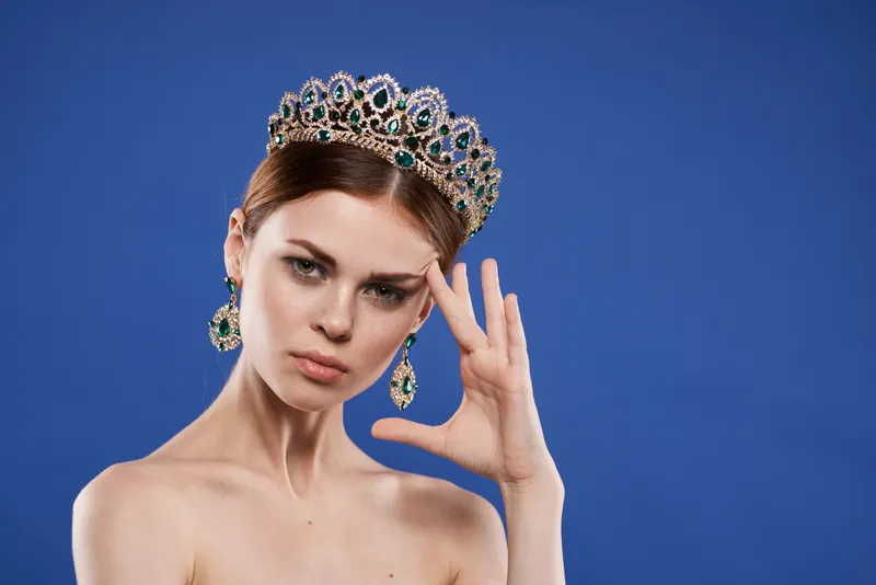 Красивая женщина с обнаженными плечами, наслаждающаяся косметикой и модой, запечатлена крупным планом в стиле лайфстайл
