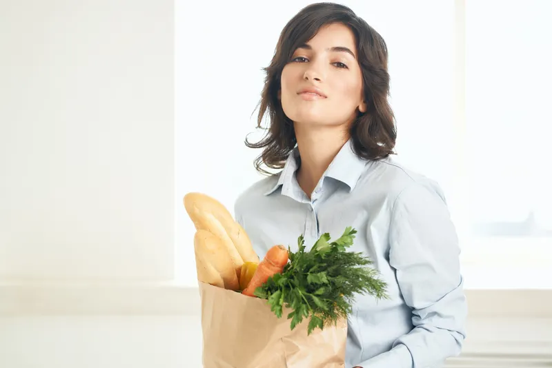 Женщина с пакетом продуктов, покупки, доставка здоровой пищи