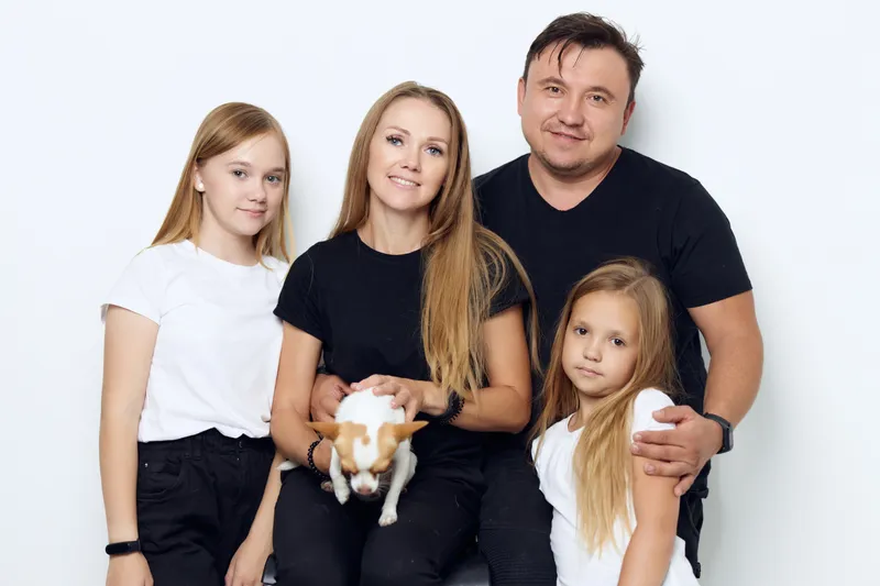 Муж с женой и двумя дочерьми, чистокровная собака, семейное фото, радость