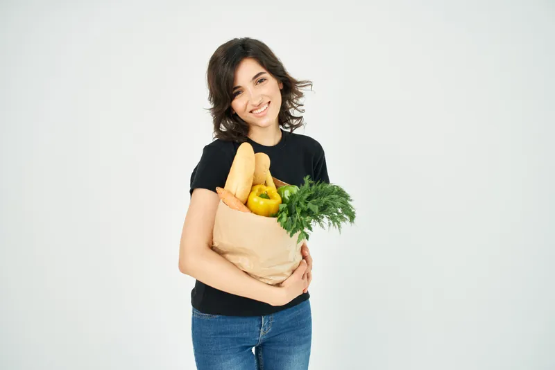 Симпатичная женщина с пакетом продуктов, доставка здоровой еды