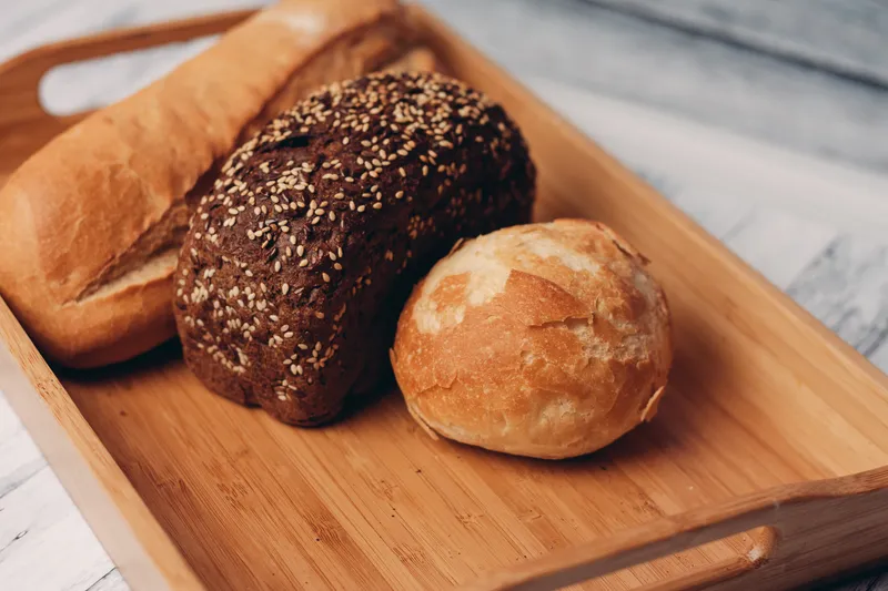 Домашняя выпечка на деревянном подносе, закуска со свежим вкусом
