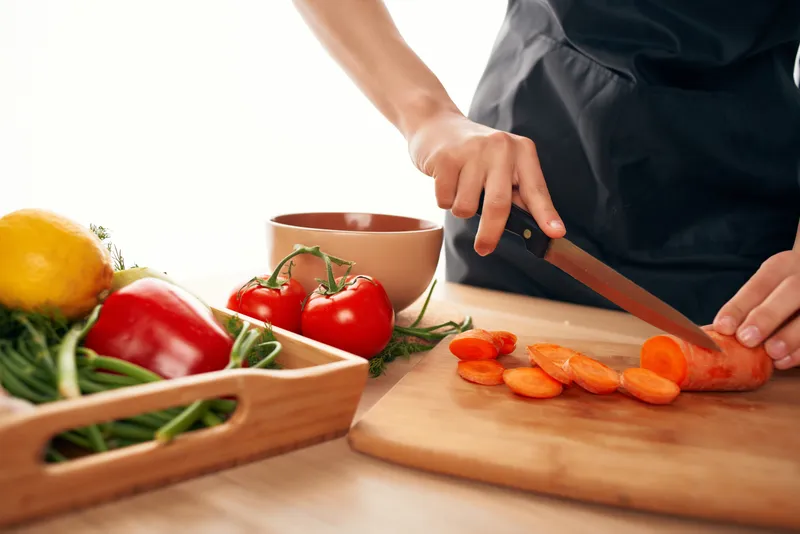 Нарезка моркови на кухне, приготовление салата, здоровье, витамины