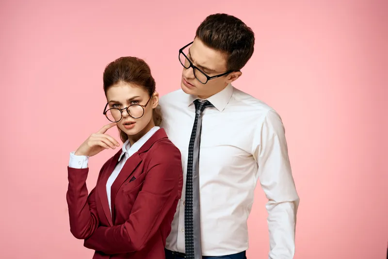 Коллеги по работе: бизнесмен и женщина, офис, менеджмент, команда, официальные лица