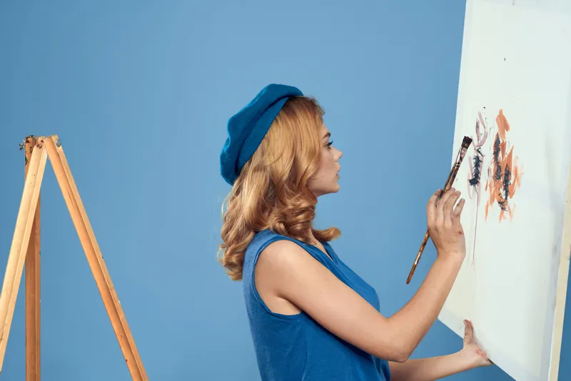 Женщина-художница, кисть в руке, рисование, творчество, креативный образ жизни, голубой фон