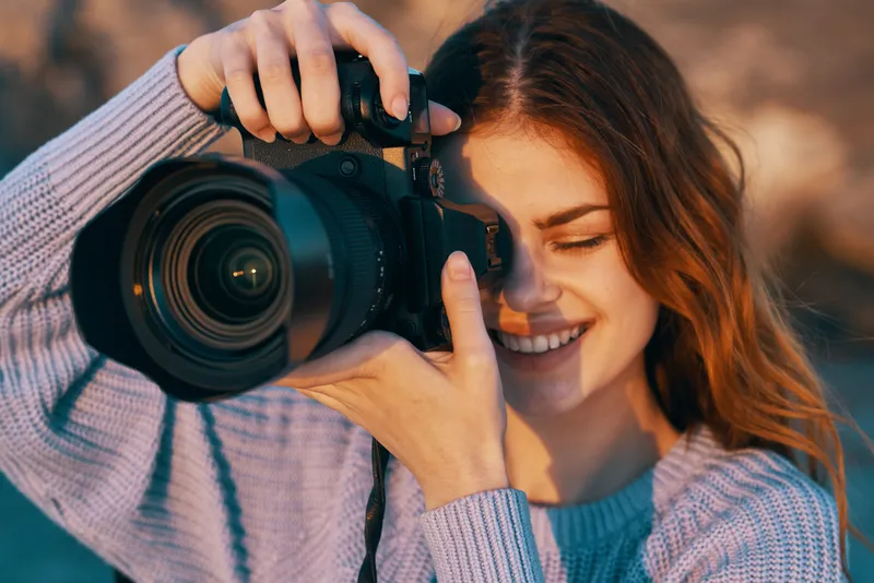 Счастливая женщина-фотограф на открытом воздухе в горах, профессиональная модель на фоне пейзажа