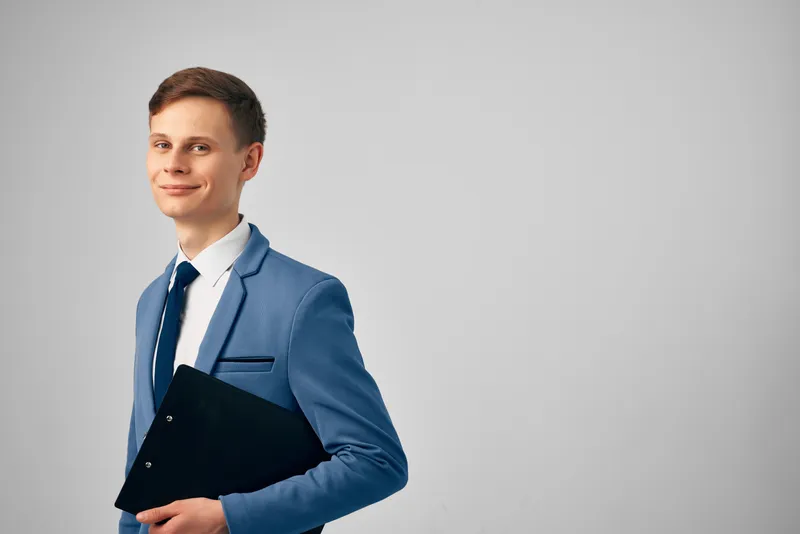 Менеджер в костюме с документами, офис, профессиональная работа