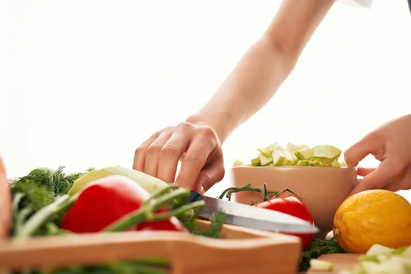 Приготовление пищи на кухне, здоровое питание, свежие овощи