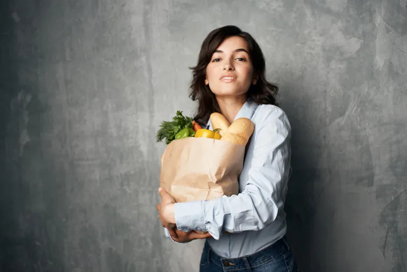 Симпатичная женщина с пакетом продуктов, супермаркет, здоровая еда