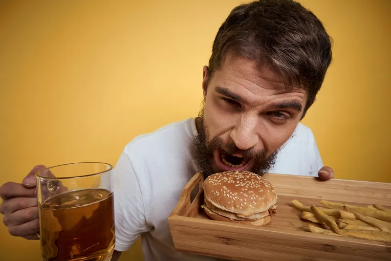 Бородатый мужчина с кружкой пива