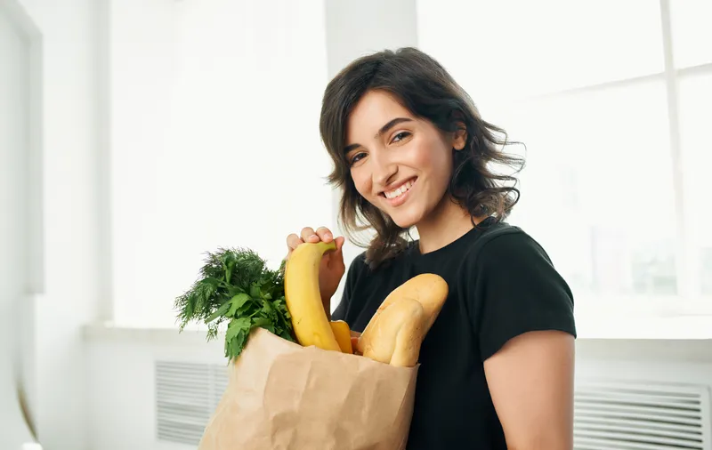 Брюнетка в чёрной футболке, пакет с продуктами, покупки, здоровая еда