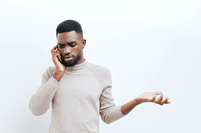 Улыбка, мужчина, черный, африканец, взволнованный, красный, онлайн, технологии, бизнесмен, счастливый, манекенщик, сотовая связь, красочный, телефон, портрет, устройство, модный, молодой, модный…