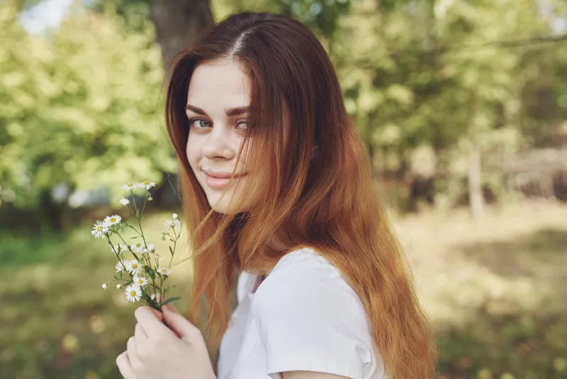Симпатичная женщина с цветами в руках, летний образ жизни