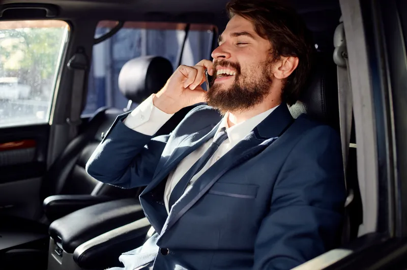 Бородатый мужчина в костюме в машине, поездка на работу, сервис