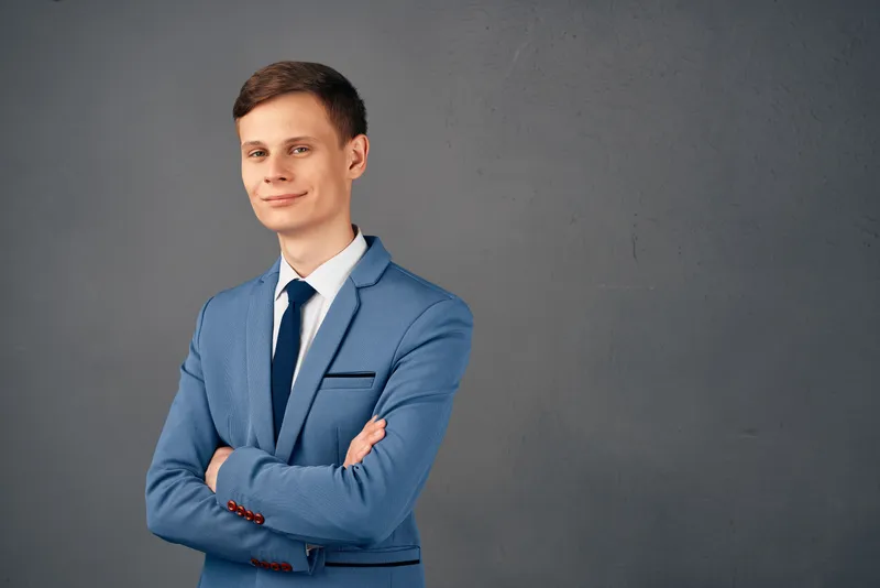 Улыбающийся бизнесмен в костюме с документами на профессиональном изолированном фоне