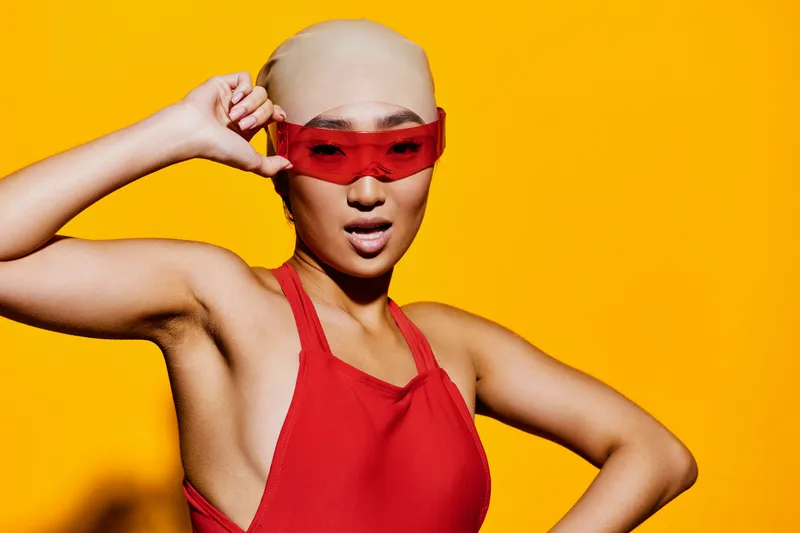 Женщина в очках, модная и молодая, с гламурным портретом