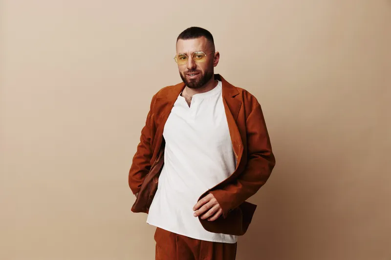 Мужчины: красивое лицо, уверенный, взрослый, студийный портрет, casual, молодой, несчастный, серьёзный, грустный, привлекательный, борода, модель, мода, кавказец, изолированное выражение