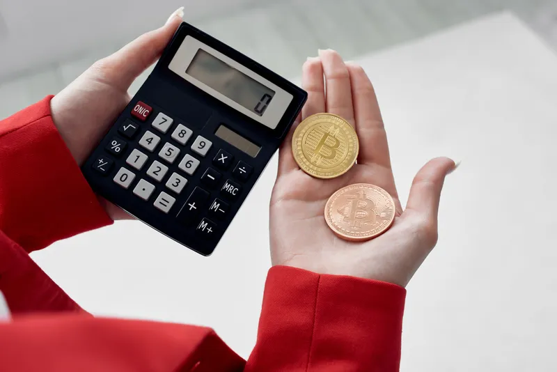 Калькулятор криптовалюты Bitcoin в руках как символ финансовых инвестиций