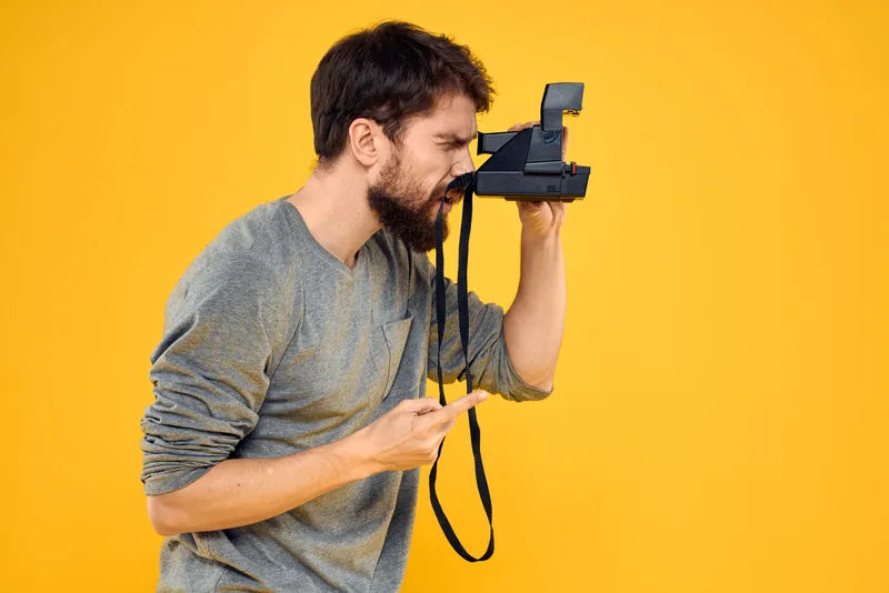 Фотограф-мужчина с профессиональным фотоаппаратом
