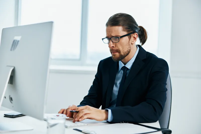 Офисный работник, руководитель, работает за компьютером