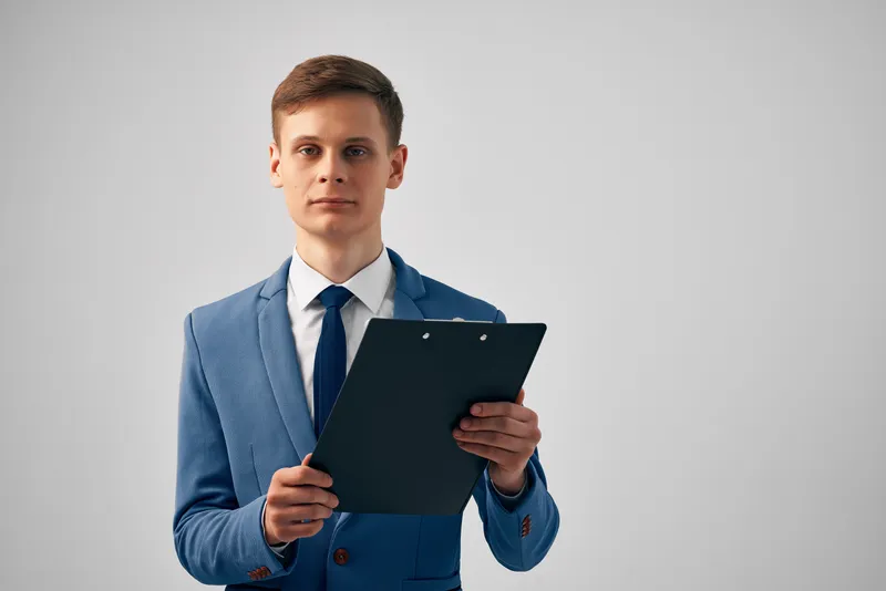 Менеджер в костюме с документами в офисе, профессиональная работа