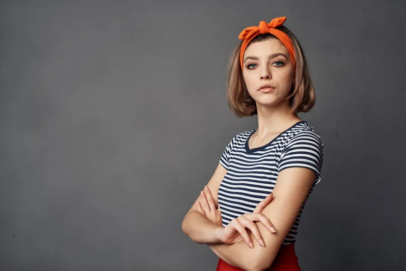 Женщина в красной юбке, позирует, мода, лето, изолированный фон