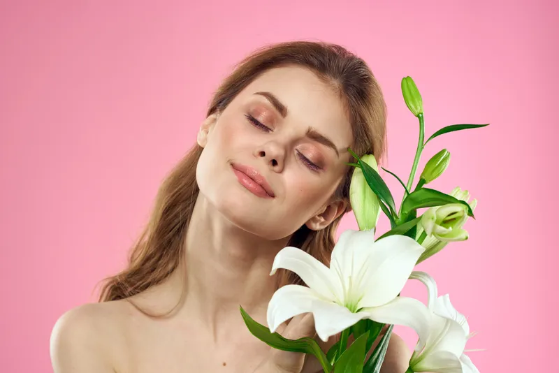 Красивая женщина с цветами на розовом фоне, макияж, портрет, модель