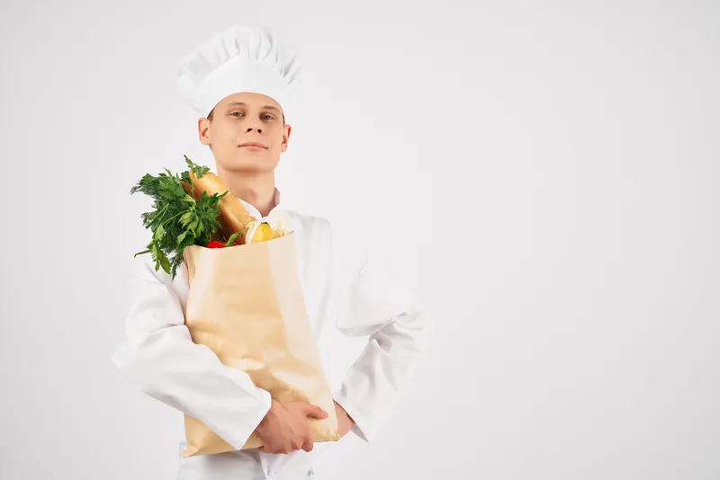 Шеф-повар готовит здоровую пищу, используя упаковку с продуктами