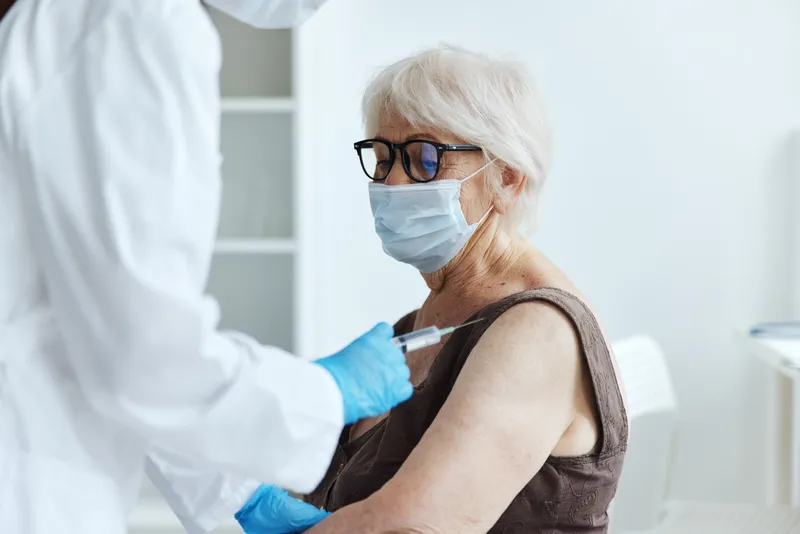 Пациент с вакцинным паспортом, больничное лечение