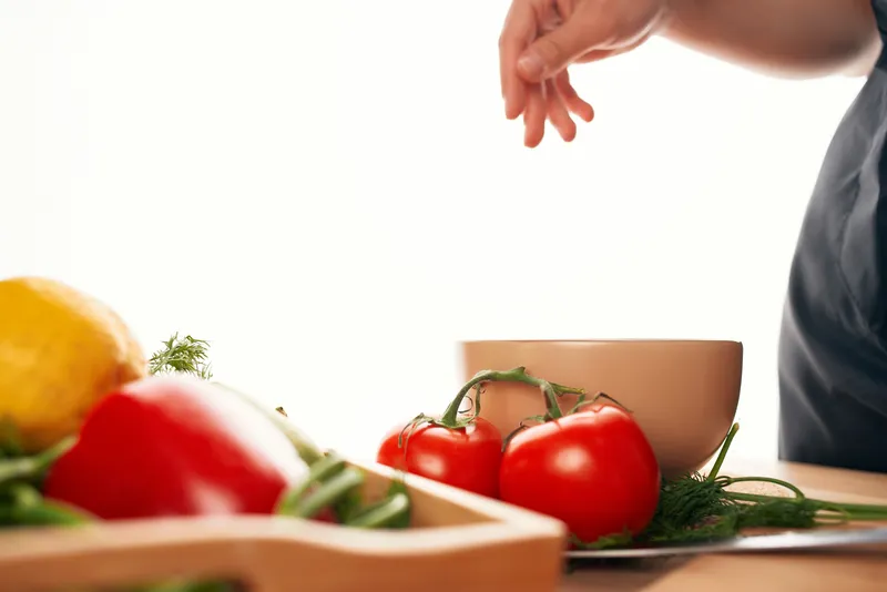 Нарезка овощей на кухне, приготовление пищи, ингредиенты, витамины