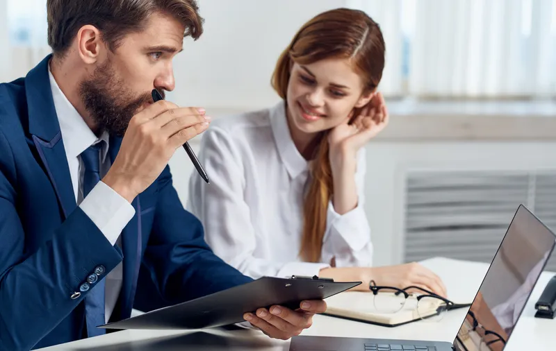 Сотрудники за работой, общение, ноутбук, офисные документы
