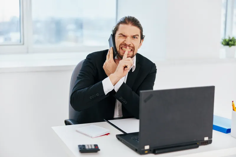 Офисный работник, эмоции во время работы за ноутбуком, общение