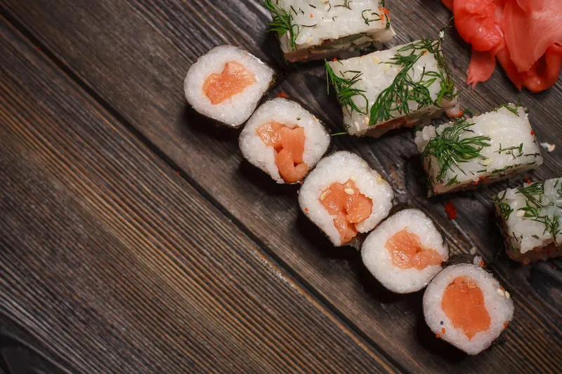 Начинённые суши-роллы с морепродуктами, васаби и имбирём — азиатская еда