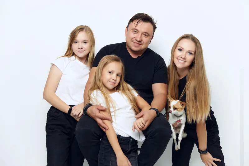Семейный портрет, полный веселья, объятий, радости и дружбы