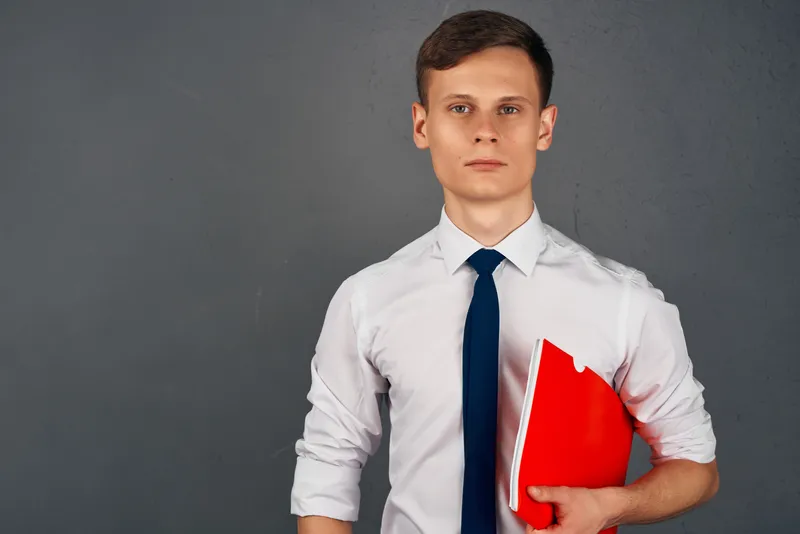 Мужчина с документами в руках, офисный менеджер за работой