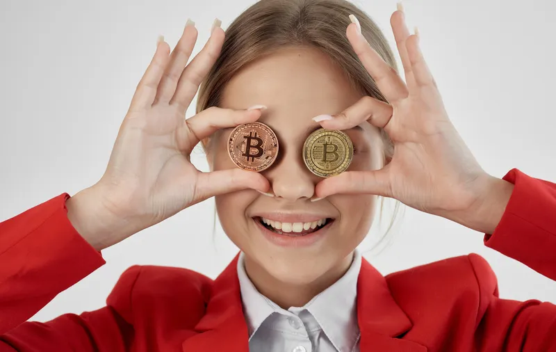 Жизнерадостная деловая женщина в красной куртке, криптовалюта Bitcoin, электронные деньги