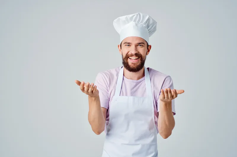 Бородатый мужчина готовит, ресторан, кулинарная работа