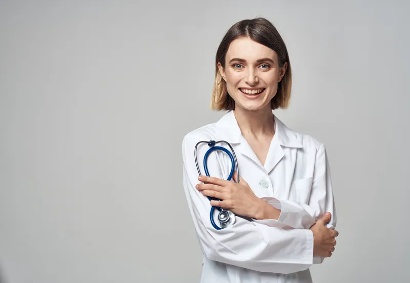 Профессиональный врач в медицинском халате держит в руке стетоскоп