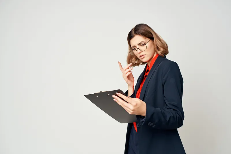 Женщина в костюме с документами, работа менеджера в офисе