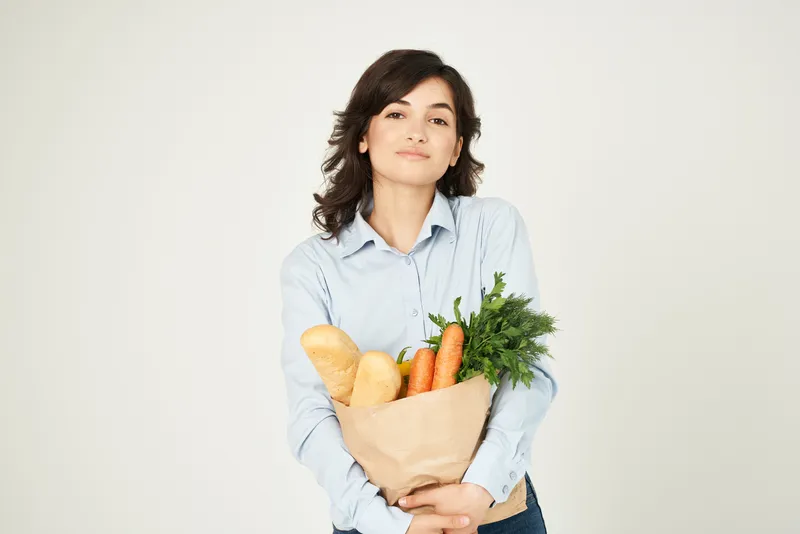 Женщина в синей рубашке с упаковкой продуктов, диетическая еда, покупки для здоровья