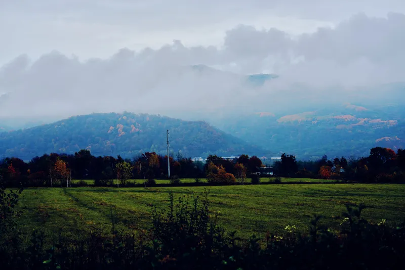 Горы, зелёная трава, горы в тумане