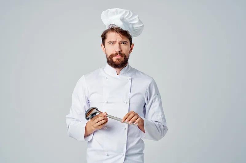 Повар-мужчина с кастрюлей в руках, профессиональная работа на кухне, отражение образа жизни